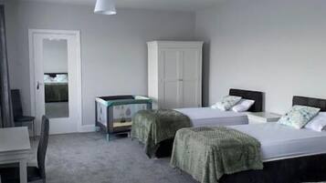 Habitación cuádruple, baño compartido | Wifi gratis y ropa de cama