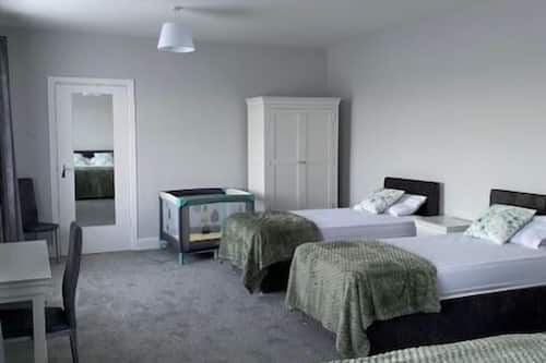 Habitación cuádruple, baño compartido | Wifi gratis y ropa de cama