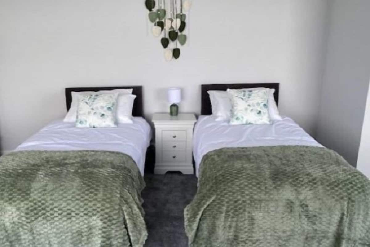 Twin Room, 2 Twin Beds, Shared Bathroom | Free WiFi, bed sheets