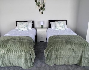 Twin Room, 2 Single Beds, Shared Bathroom - Cortoon Inn (Cartron)