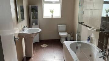 Habitación con 2 camas individuales, 2 camas individuales, baño compartido | Baño | Toallas, jabón y papel higiénico