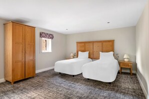 2 habitaciones, tabla de planchar con plancha y cuna de viaje 