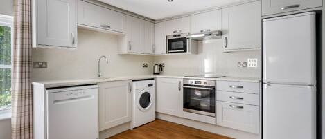 Een koelkast, een magnetron, een oven, een kookplaat