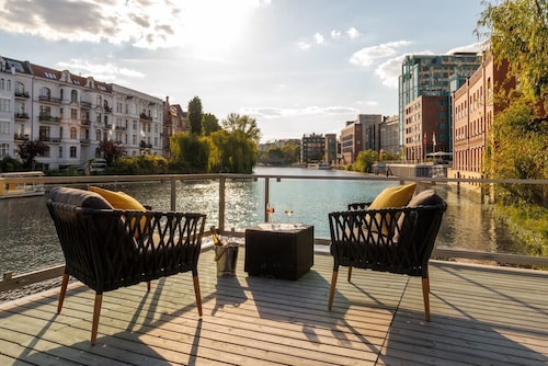 Nido - relax in style on Berlin's most exclusive and natural houseboat.