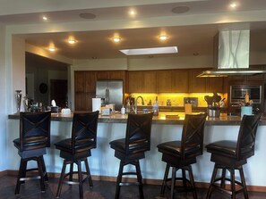 Micro-ondes, four, plaque de cuisson, lave-vaisselle