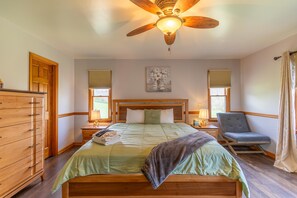 4 bedrooms, iron/ironing board, free WiFi, bed sheets - Riverbank Retreat - Hot Tub, Game Room, & Fantastic River Access (Jefferson)