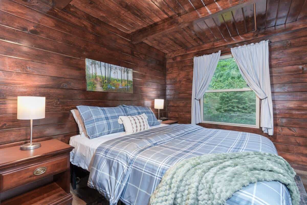 4 bedrooms, iron/ironing board, travel crib, free WiFi