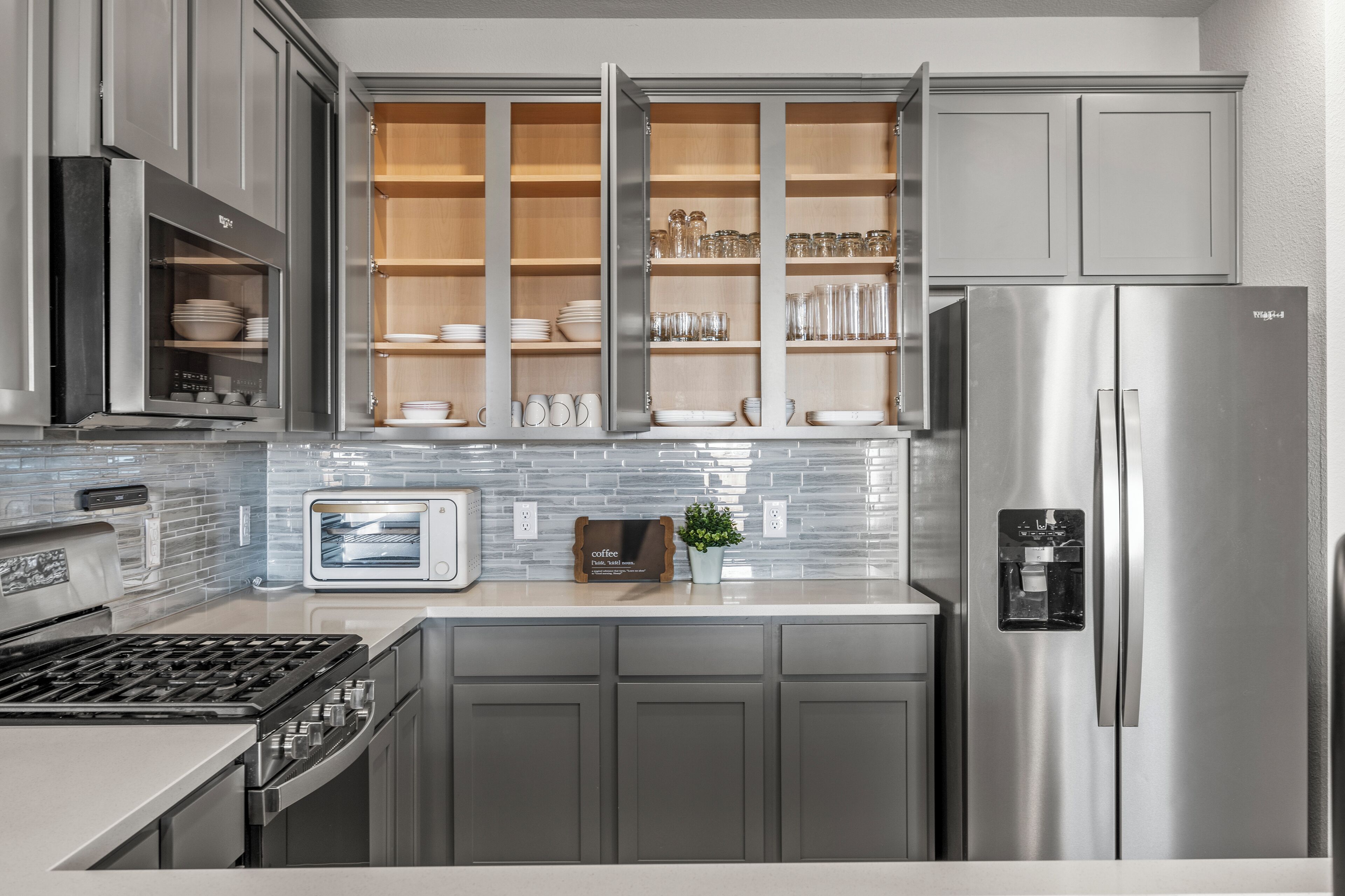 Microondas, horno, parrilla de estufa y lavavajillas 