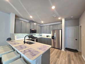 Microonde, forno, piano cottura, lavastoviglie