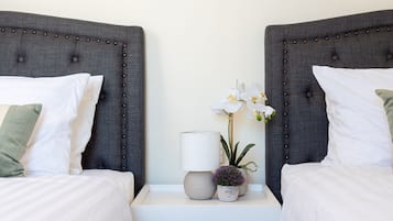 3 habitaciones, escritorio y tabla de planchar con plancha