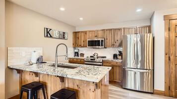 Coffee/tea maker, fridge, microwave, oven