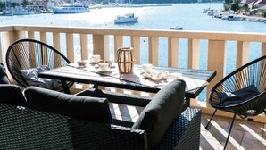 Outdoor dining - Holiday flat with air conditioning and sea view (Vela Luka)