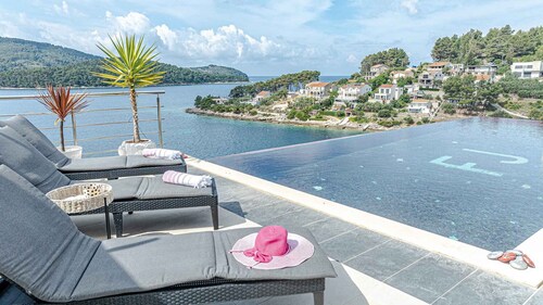 Villa with pool and sea view