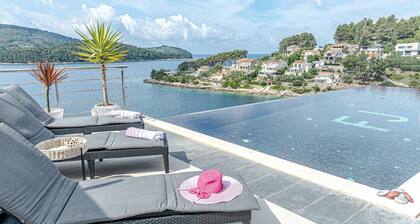 Villa with pool and sea view