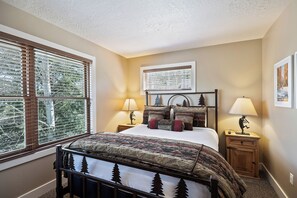 3 soverom, skrivebord, strykejern/-brett og reiseseng for barn