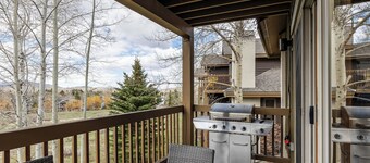 Private Hot tub, Spacious stay for 12, 5 Min Drive to Base,  Full Kitchen, Restaurants Nearby!