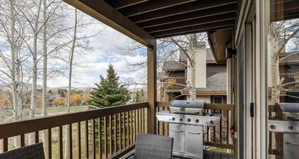 Private Hot tub, Spacious stay for 12, 5 Min Drive to Base,  Full Kitchen, Restaurants Nearby!