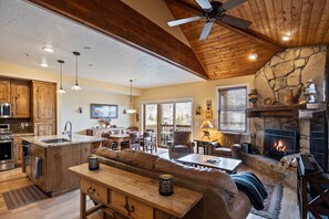 Smart TV, chimenea, estéreo
