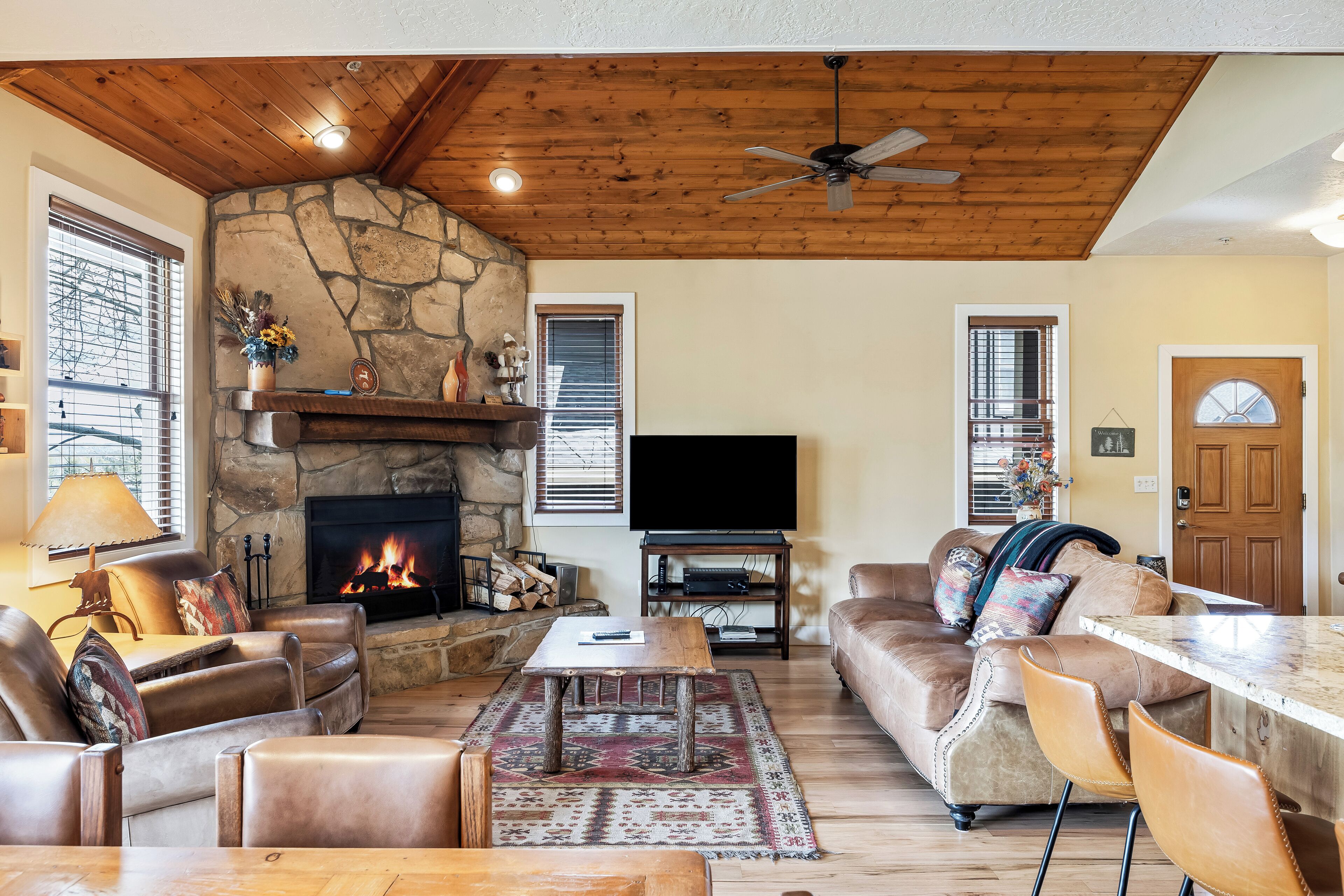 Smart-tv, een open haard, tafelvoetbal en een stereo