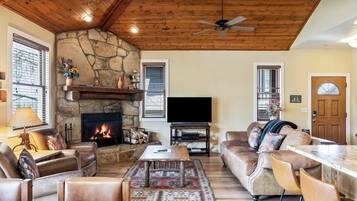 Smart-tv, een open haard, tafelvoetbal en een stereo