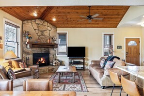 Smart-tv, eldstad, bordsfotboll och en stereo