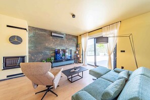 TV, fireplace - Villa with pool and sea view (Vela Luka)