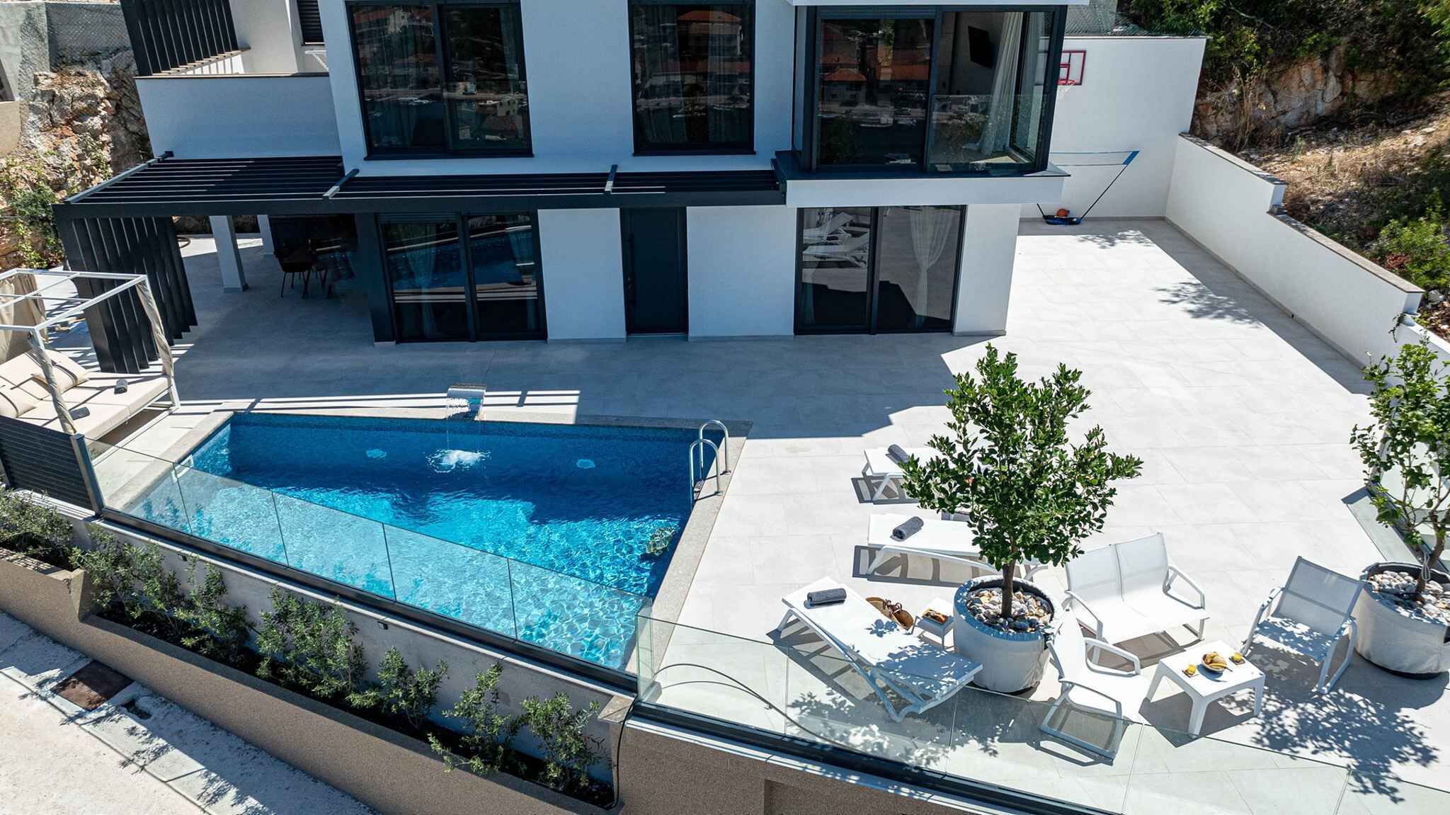 Lämmitetty uima-allas