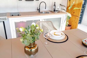Kaffetrakter/tekoker, kjøleskap, mikrobølgeovn og ovn