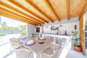 Outdoor dining - Holiday home with air conditioning and pool (Vela Luka)