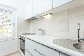 Kjøleskap, ovn, kokeplater og kaffetrakter/tekoker