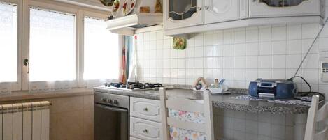 Réfrigérateur, un four, lave-vaisselle