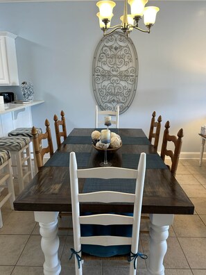 A dining table with chairs, a chandelier, and a decorative wall piece. - EscapeToSmithLake, EscapeToSmithLake: a tranquil retreat at Duncan Bridge Resort (Jasper)