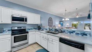 Geladeira, micro-ondas, cooktop, lava-louças
