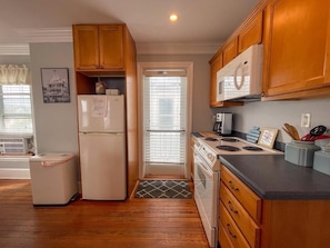 Køleskab, mikrobølgeovn, ovn, kogeplade