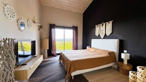 6 bedrooms, free WiFi - Villa Dalenassara, 14 pers, piscine chauffée, 2 min plage en voiture (STE LUCIE DE PORTO VECCHIO)