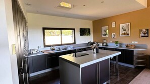 Fridge, oven, dishwasher, cookware/dishes/utensils - Villa Dalenassara, 14 pers, piscine chauffée, 2 min plage en voiture (STE LUCIE DE PORTO VECCHIO)