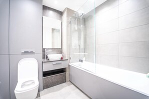 Ducha, toallas, jabón, papel higiénico