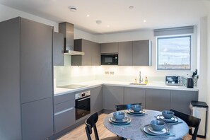 Kühlschrank, Mikrowelle, Ofen, Herdplatte