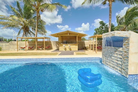 Una piscina al aire libre