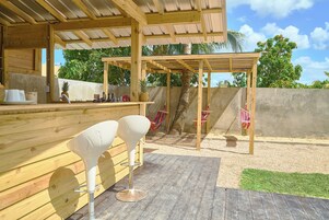 Bar junto a la piscina