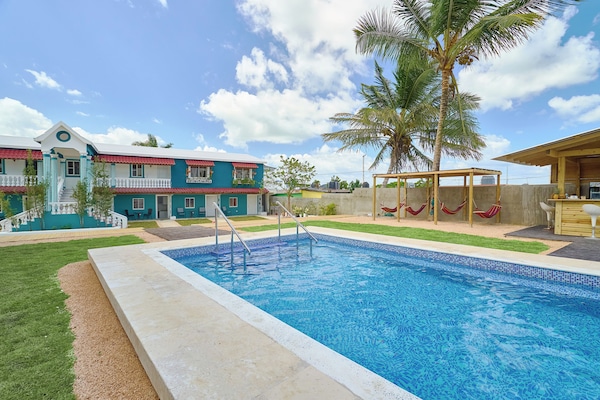 Una piscina al aire libre