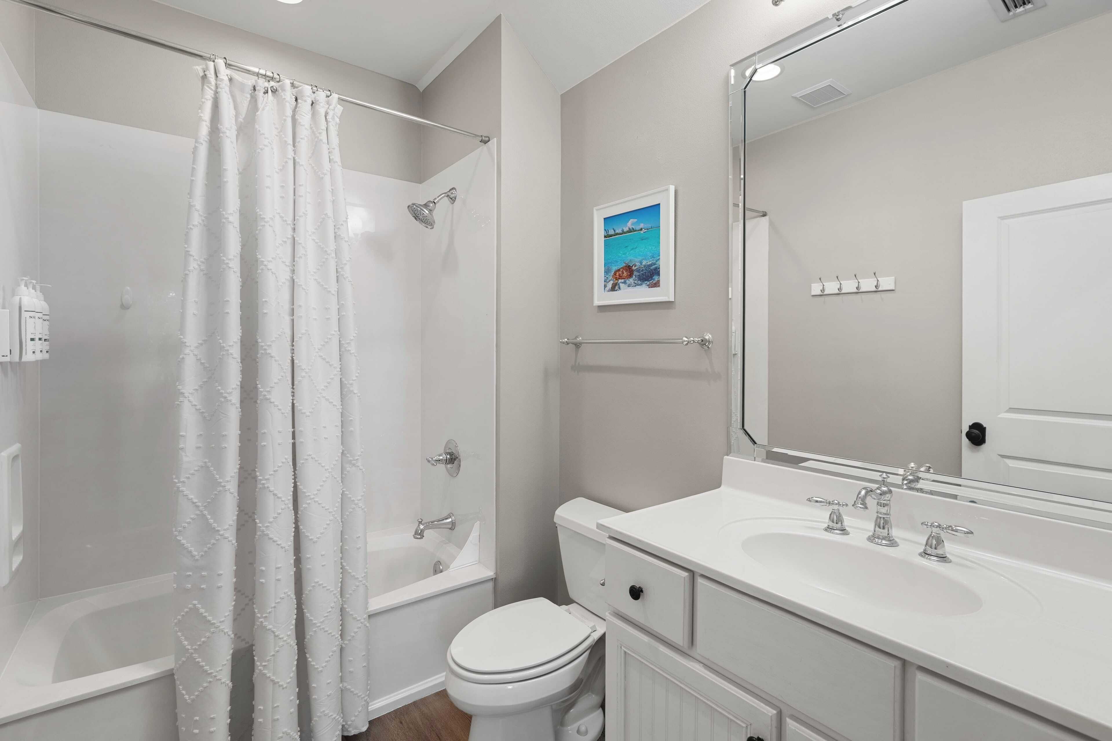 Ein modernes Badezimmer mit Badewanne, Toilette und Waschbecken.