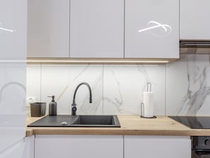 Fridge, oven, stovetop, dishwasher