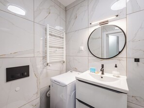 Hair dryer, towels, soap, shampoo - Osiedle Verde Homely Apartment (Poznan)