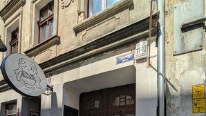 Un bâtiment sur lequel on peut voir une enseigne indiquant un restaurant de kung-fu et une autre indiquant une université.