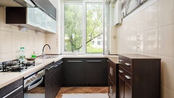 Jääkaappi, uuni, liesi, astianpesukone