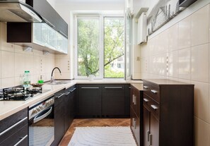 Fridge, oven, stovetop, dishwasher - Rondo Wiatraczna Stylish Apartment (Warszawa)
