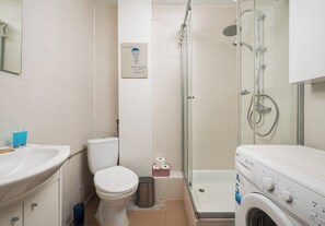 Douche, sèche-cheveux, serviettes fournies