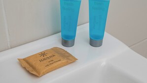 Två blå tuber märkta med texten ”fräsch känsla” och ett brunt paket märkt med texten ”HAVANA”.