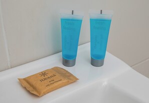 Dusche, kostenlose Toilettenartikel, Haartrockner, Handtücher